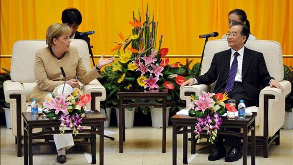 La canciller alemana, Angela Merkel (i), y el primer ministro chino, Wen Jiabao (d), durante el encuentro que mantuvieron, junto a ministros y empresarios de sus respectivos países, en Xian, China, ayer, viernes 17 de julio de 2010, como parte del viaje oficial de Merkel a Rusia, China y Kazajistán. EFE