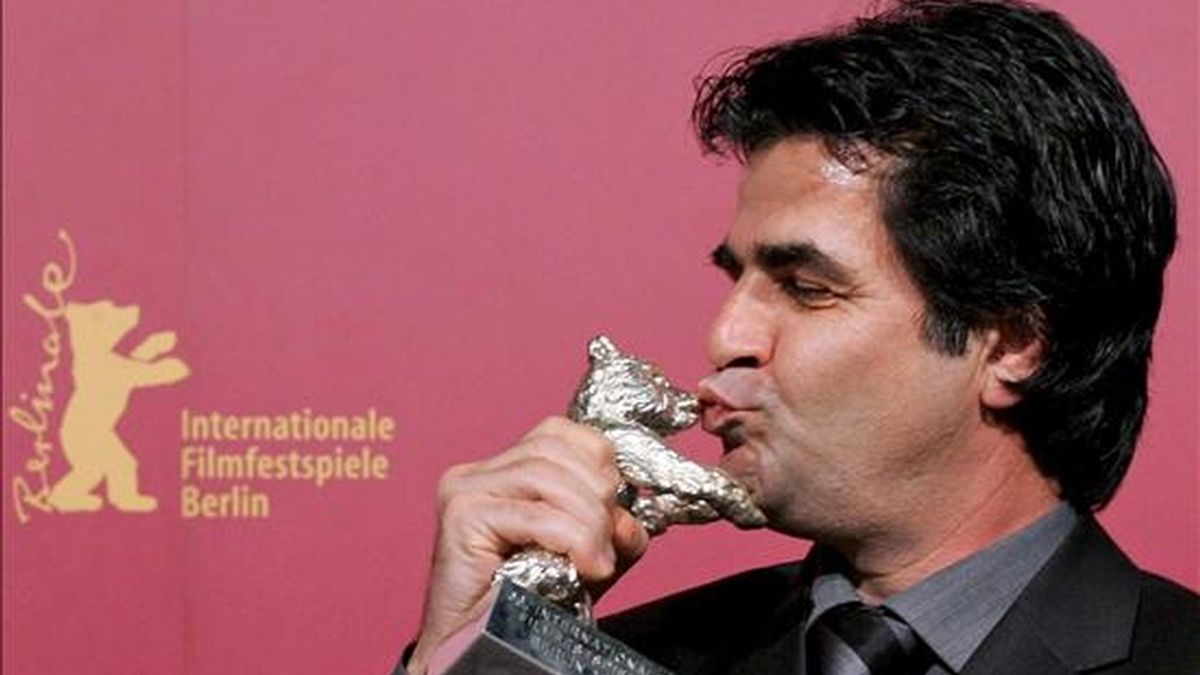 Una fotografía de archivo fechada el 18 de febrero de 2010 muestra al director cinematográfico iraní Jafar Panahi con el Oso de plata que ganó en la 56 edición del Festival Internacional de cine de Berlín (Alemania) por su película "Offside". EFE/Archivo