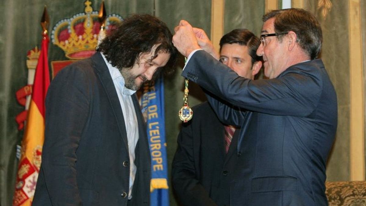 Vecinos de Angrois recogen la Medalla de Oro de Santiago