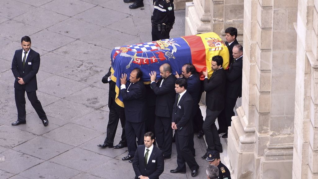 El féretro de la duquesa de Alba recorre las calles de Sevilla