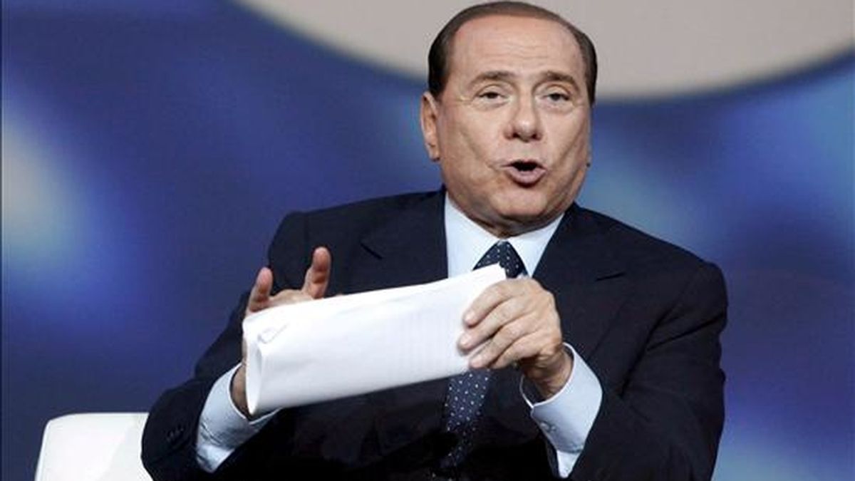 El primer ministro de Italia, Silvio Berlusconi, ayer durante la grabación de la emisora de televisión italiana "Canal 5" con el periodista Alessio Vinci, en Roma, Italia. EFE