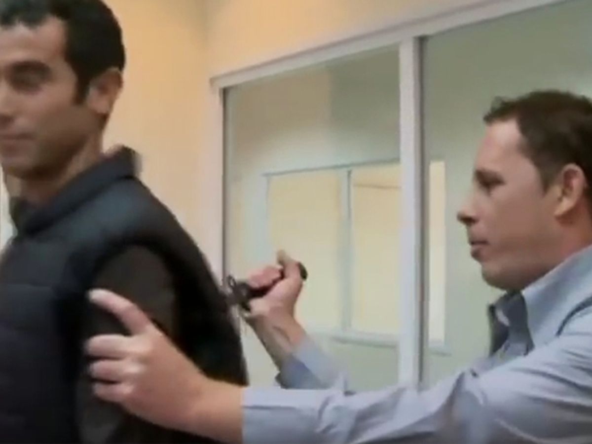 Un periodista es herido tras prestarse a probar un supuesto 'chaleco  antipuñaladas