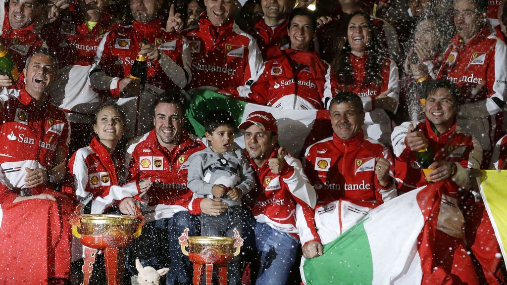 Fernando Alonso presume de novia en su victoria de Shanghái