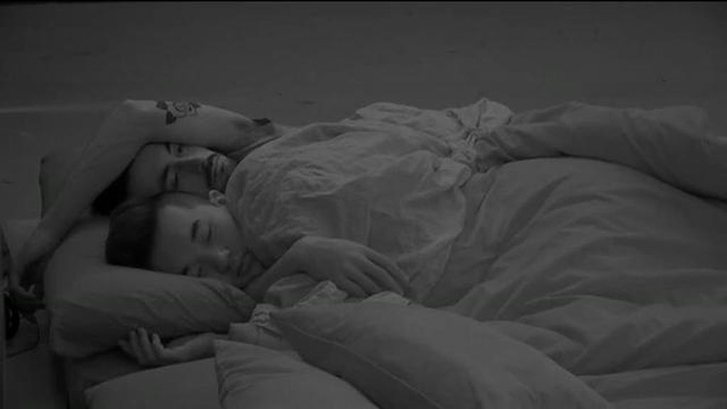 El vasco compartió cama con su amiga especial pero terminó durmiendo con Han