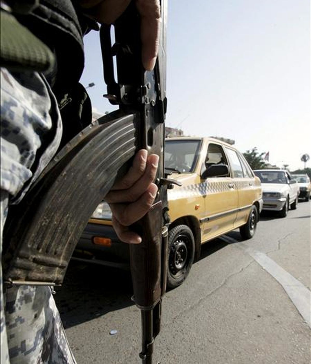 Un policía iraquí hace guardia en un punto de control en el centro de Bagdad en Irak el pasado jueves. EFE