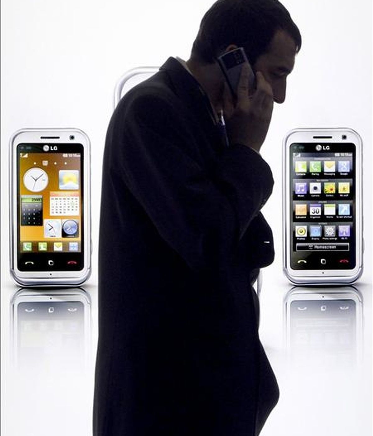 En la imagen, un visitante hace uso de su teléfono móvil ante un cartel publicitario en el GSMA Mobile World Congress. EFE/Archivo