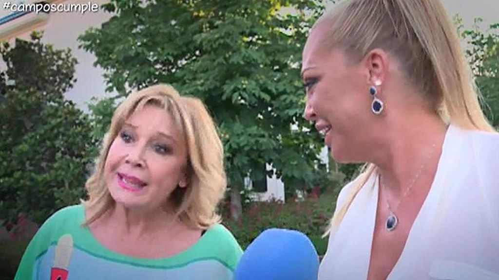 La presentadora posaba con su pareja y sus amigos ante las cámaras
