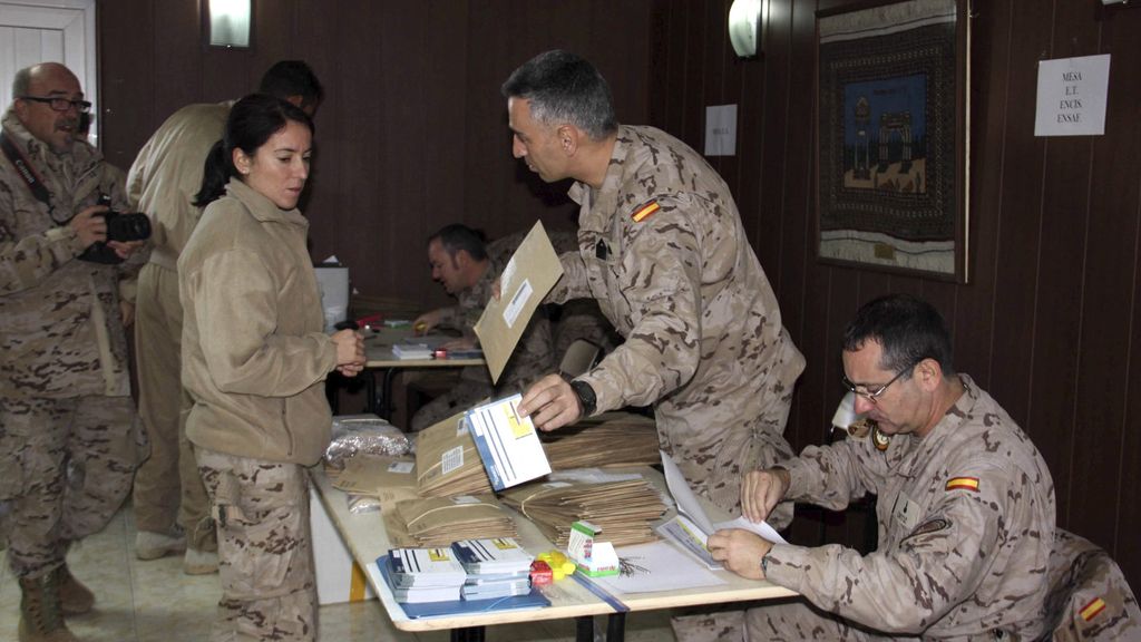 Militares españoles que ejercen su derecho a voto en la localidad afgana de Herat