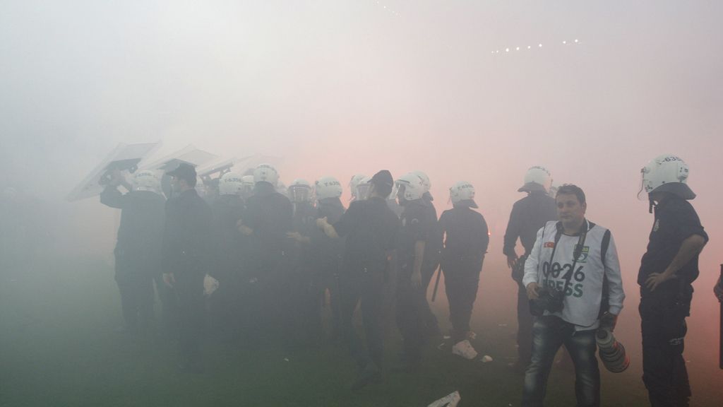Duro enfrentamiento de los hinchas del Fenerbahce con la policía