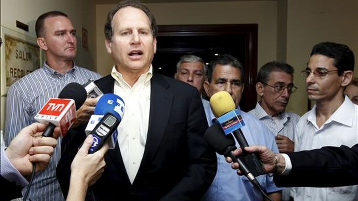 El congresista Lincoln Diaz -Balart, hace declaraciones a los medios de comunicación tras la reunión que mantuvo hoy con los ex presos políticos cubanos recién llegados a Madrid. EFE