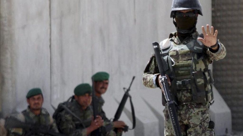 Soldados afganos vigilan una base aérea militar cercana al aeropuerto internacional de Kabul. EFE/Archivo