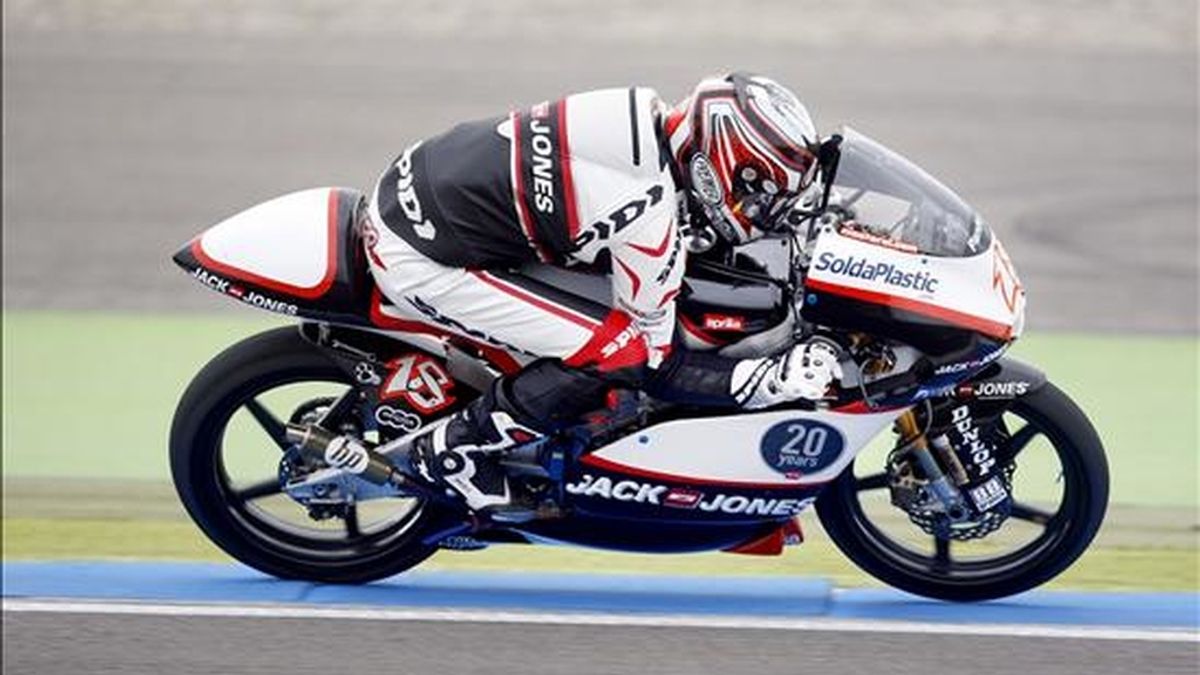 El piloto español de 125cc Nicolás Terol conduce su moto por el circuito de Assen, Holanda, hoy sábado 27 de junio. El Gran Premio de Holanda se diputará mañana domingo. EFE