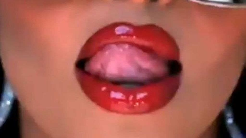 Kim Kardashian, atrevida y sensual en "Turn it up"