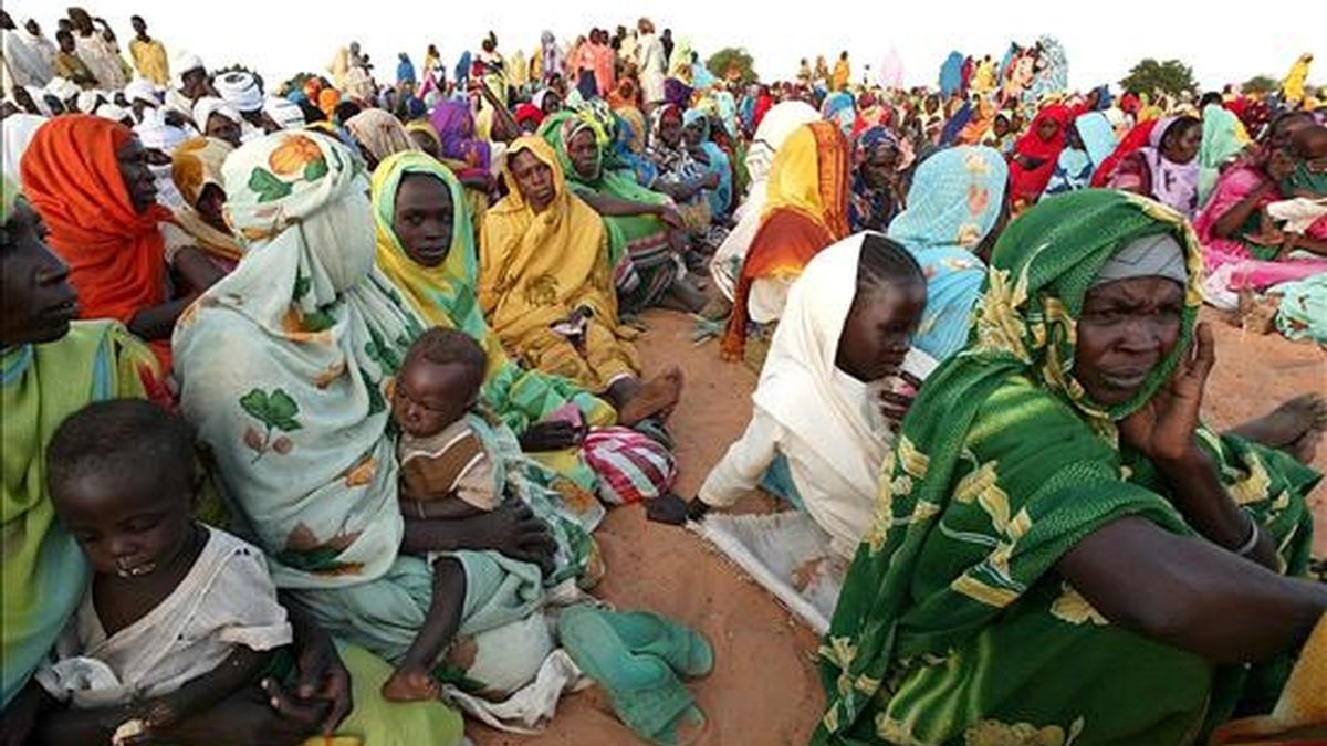 Un grupo de mujeres sudanesas y sus hijos esperan ayuda internacional en el campo de refugiados de Muhajiriyah, Darfur. EFE/Archivo
