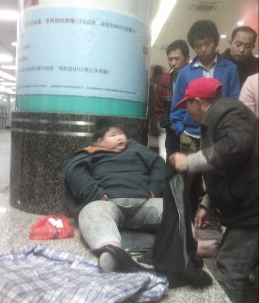 Sus padres lo dejan tirado en la calle por ser obeso
