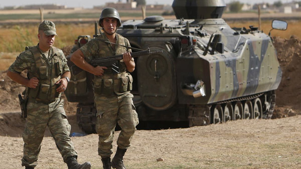 Soldados turcos vigilan la frontera con Siria cerca de Akcakale