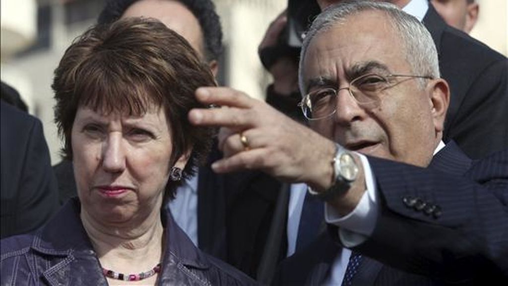 El primer ministro palestino, Salam Fayyad, y la jefa de la diplomacia de la UE, Catherine Ashton, visitan el barrio de Al Masyon en Ramala (Cisjordania), hoy, 6 de enero de 2011. Ashton inició hoy una visita de 24 horas a Israel y el territorio palestino de Cisjordania con el objetivo de reavivar las paralizadas negociaciones de paz en Oriente Medio. EFE El primer ministro palestino, Salam Fayyad, y la jefa de la diplomacia de la UE, Catherine Ashton, visitan el barrio de Al Masyon en Ramala (Cisjordania), hoy, 6 de enero de 2011. Ashton inició hoy una visita de 24 horas a Israel y el territorio palestino de Cisjordania con el objetivo de reavivar las paralizadas negociaciones de paz en Oriente Medio. EFE