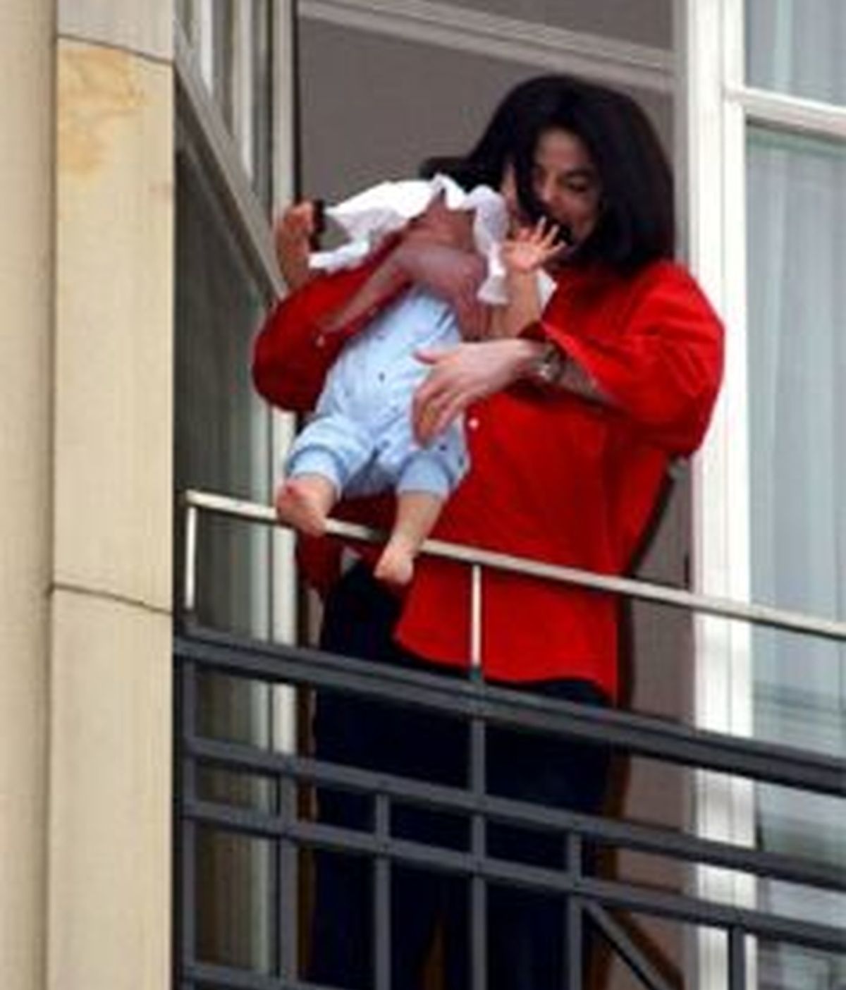 Michael Jackson con el pequeño Prince en brazos. La foto provocó una lluvia de críticas sobre el cantante por su imprudencia. Foto archivo