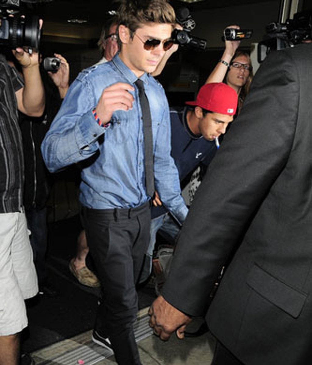 Zac Efron revoluciona el aeropuerto de Los Ángeles