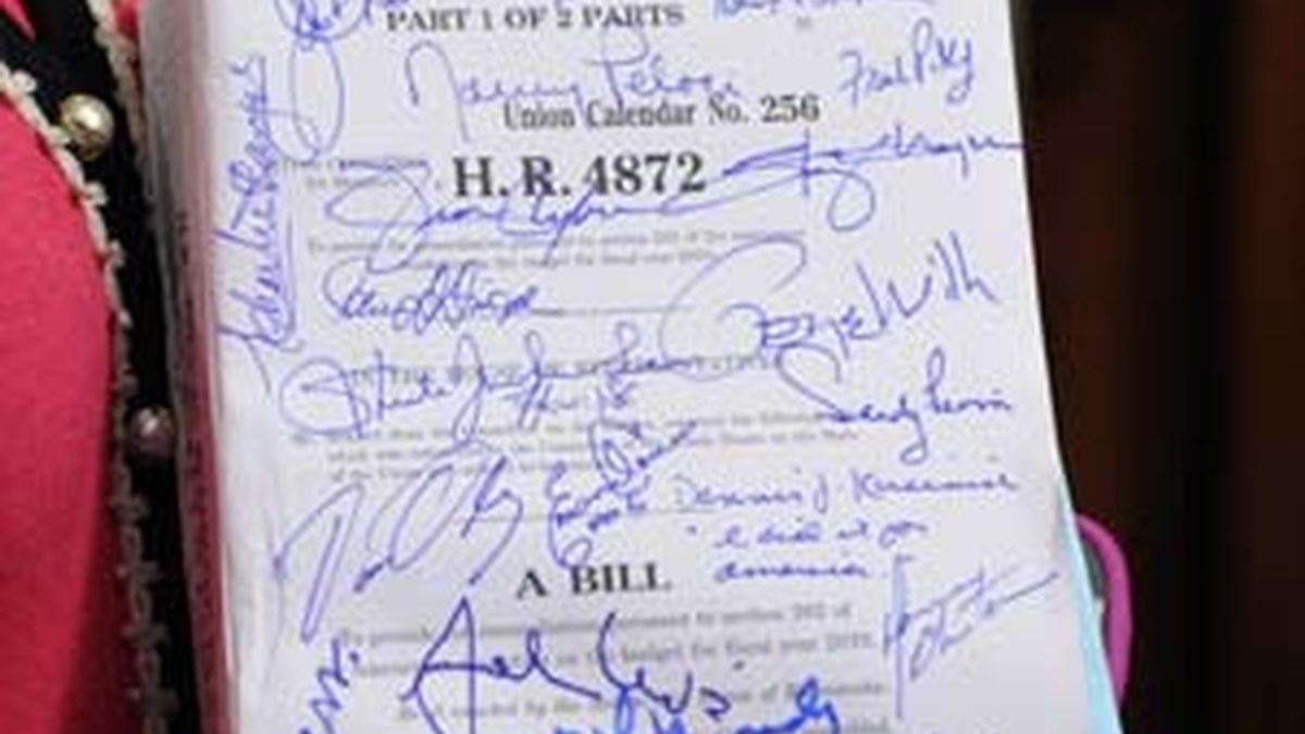 La representante demócrata por Texas Sheila Jackson Lee sostiene una copia autografiada del proyecto de ley sobre la reforma en salud aprobada por el Congreso. Foto: EFE