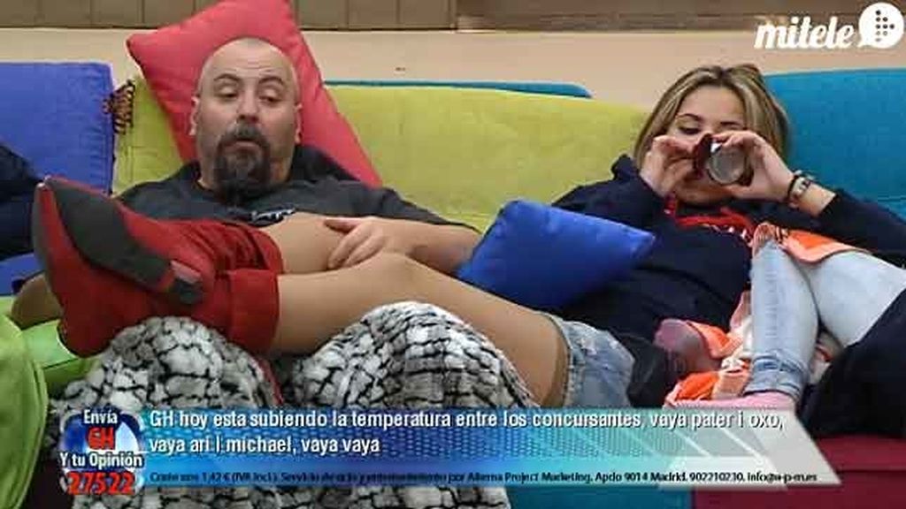 Juan, además de dejarse querer, también se deja depilar las cejas...