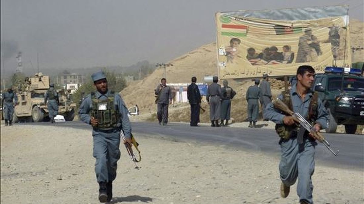 Soldados estadounidenses y policías afganos aseguran el lugar donde se produjo un ataque suicida en Baghlan, al norte de Afganistán, el pasado lunes. EFE