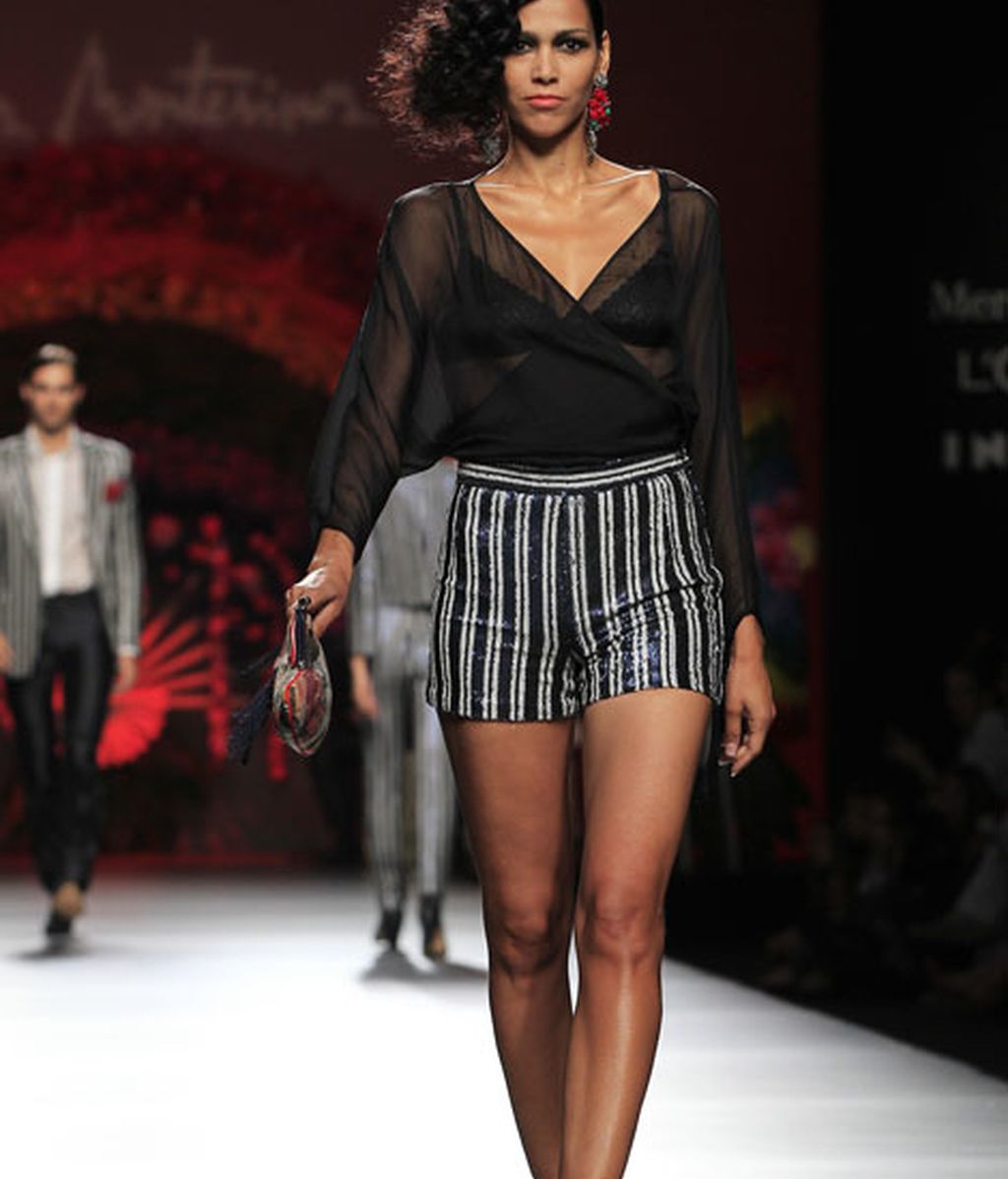 Una pasarela llena de flores y color