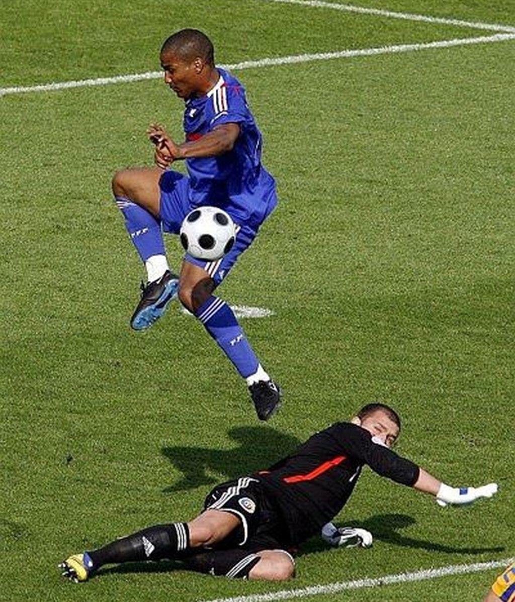 Florent Malouda en el encuentro contra Rumanía