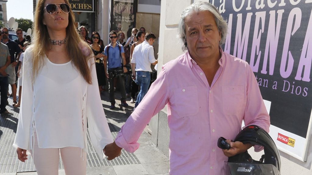 El productor Alberto Closas y acompañante durante la capilla ardiente de Lina Morgan