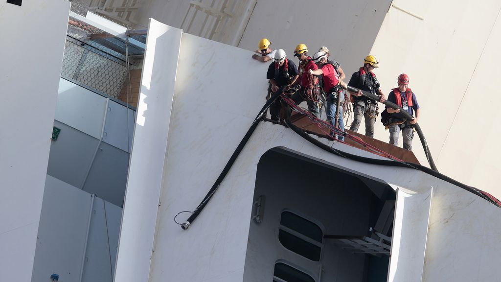Los trabajos de rotación del 'Costa Concordia'