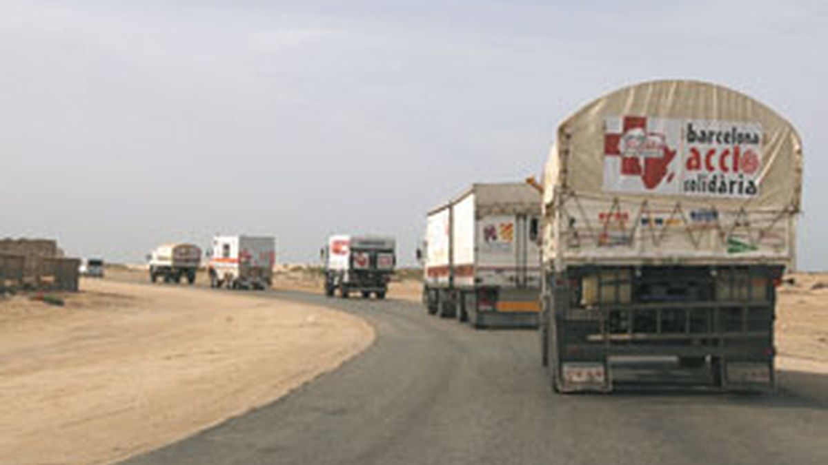 Vista de los camiones pertenecientes a la Carvana Solidaria, en la que viajaban los tres cooperantes españoles secuestrados en Mauritania el pasado domingo. Foto: EFE.