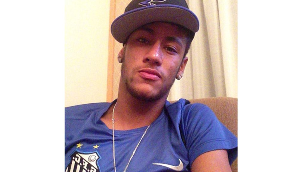 Neymar luciendo gorra