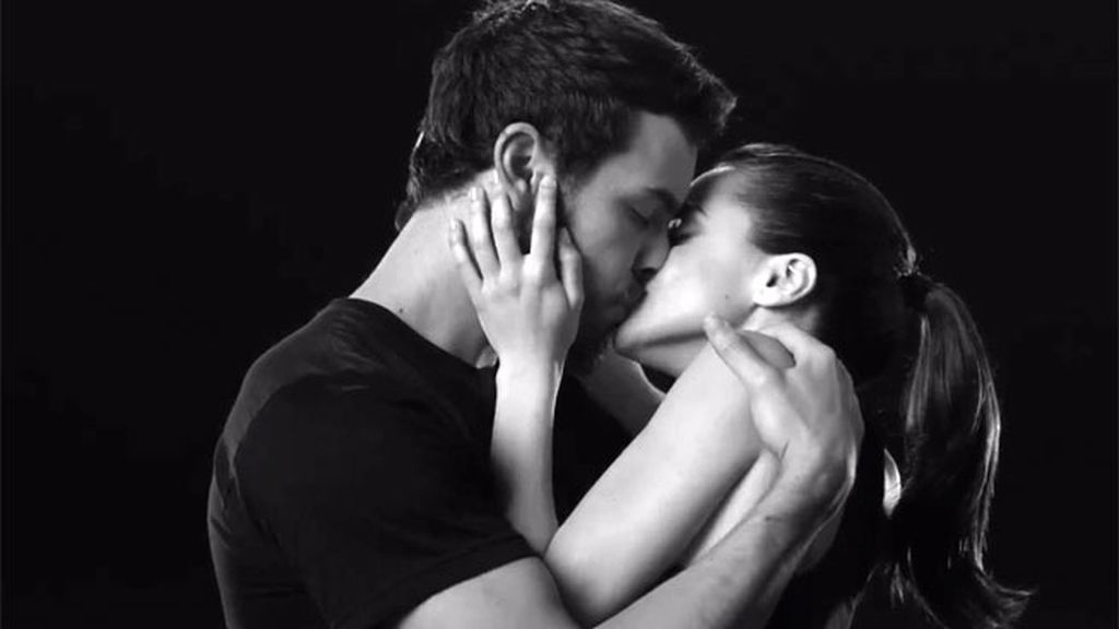 Así fue el besazo a lo Romeo y Julieta de Mario Casas y Macarena
