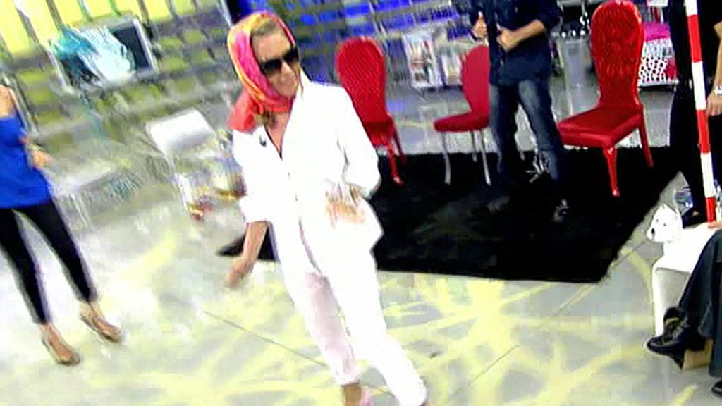 Cubierta con un pañuelo y sobre dos ruedas, la colaboradora vuelve de vacaciones