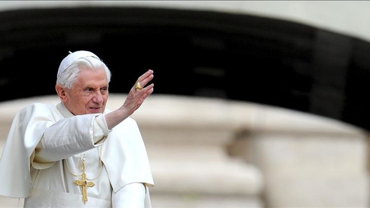 El papa Benedicto XVI saluda a las decenas de miles de personas que asistieron en la plaza de San Pedro del Vaticano a la audiencia pública de los miércoles. EFE/Archivo