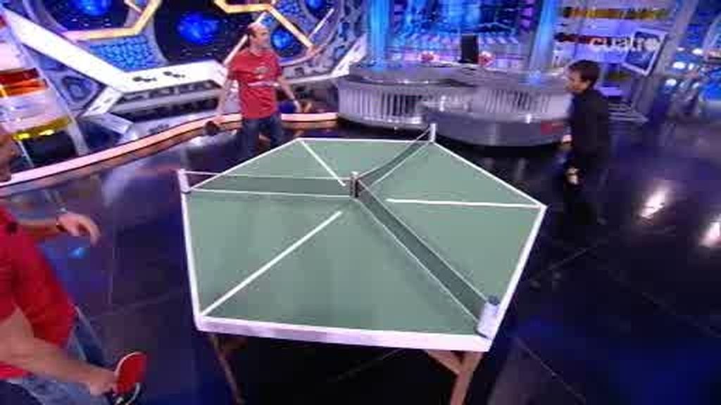 Jandro juega con Juan Carlos Ferrero y Pablo Motos al ping pong para tres