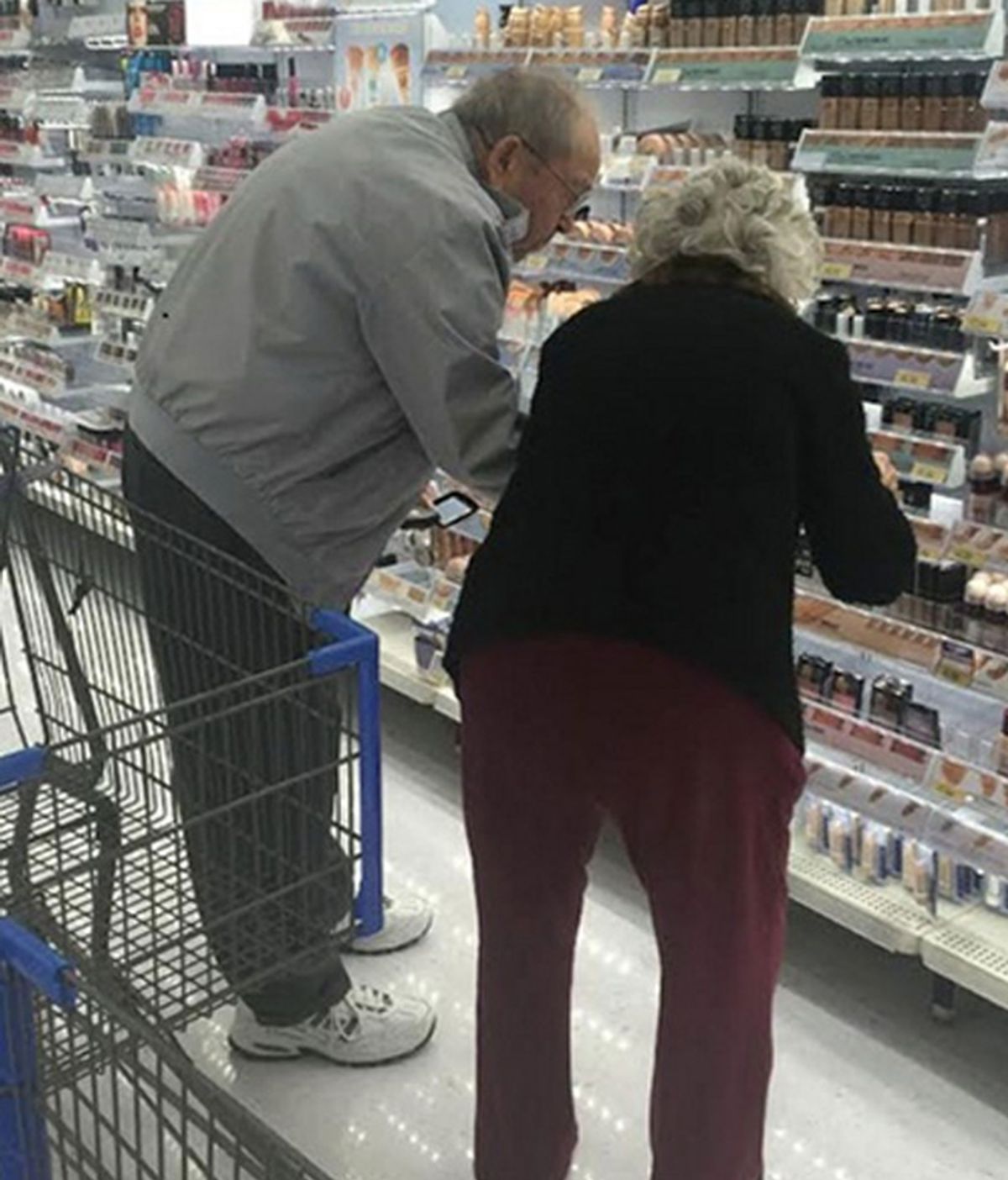 Pareja de ancianos en el Supermercado