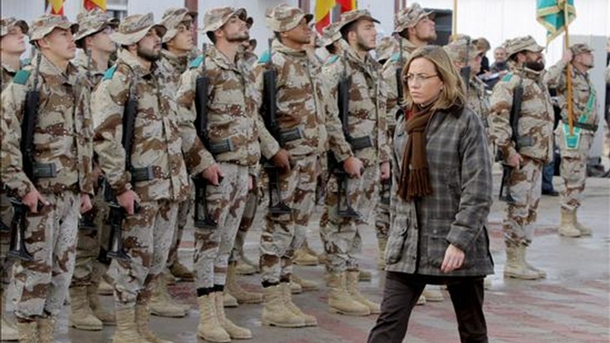 La ministra de Defensa, Carme Chacón, pasa revista a las tropas, a su llegada en diciembre pasado a la base de Herat (oeste de Afganistán).  EFE/Archivo