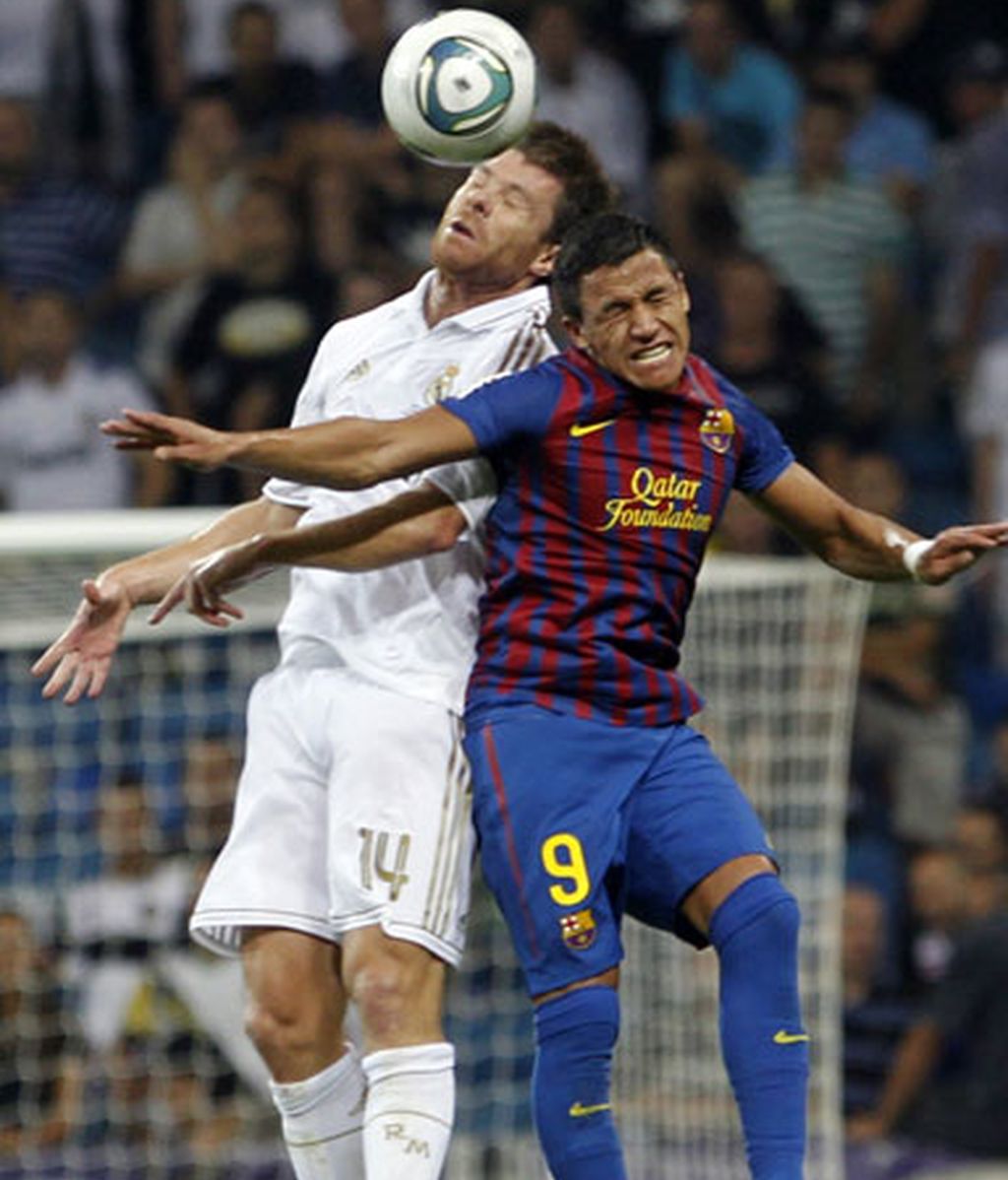 Xabi Alonso lucha con Alexis Sánchez por el balón