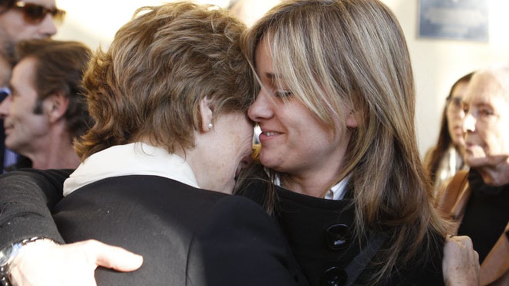 Los compañeros de profesión arropan a Mercedes Milá en el entiero de su padre