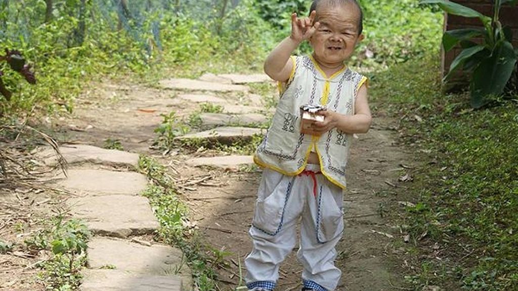 Un hombre de 76 centímetro puja por el trono del más pequeño del mundo