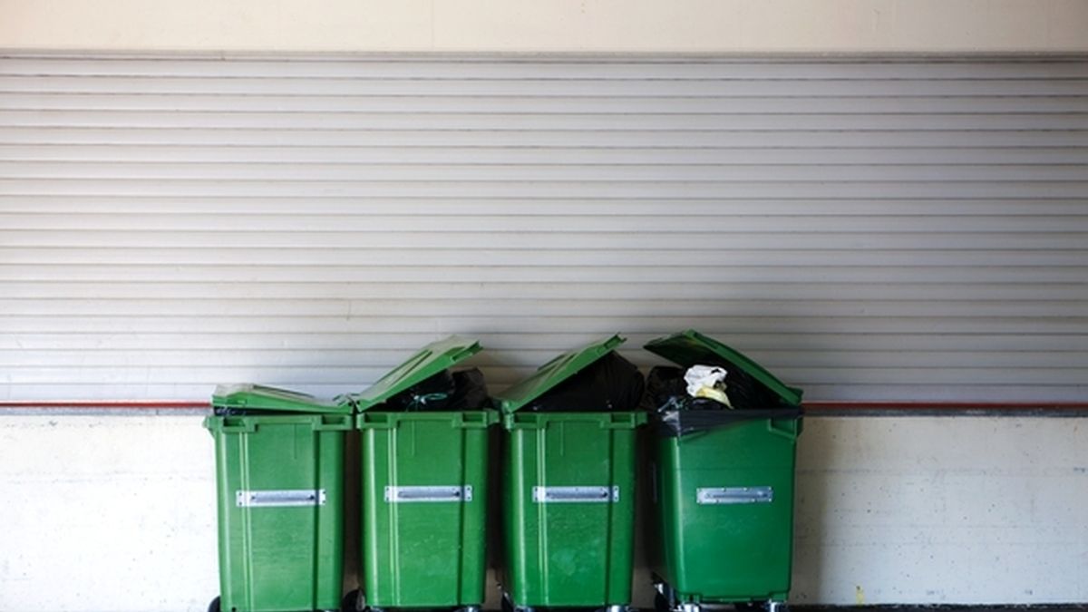 Decretan alejamiento a una maestra acusada de meter a sus alumnos en cubos de basura