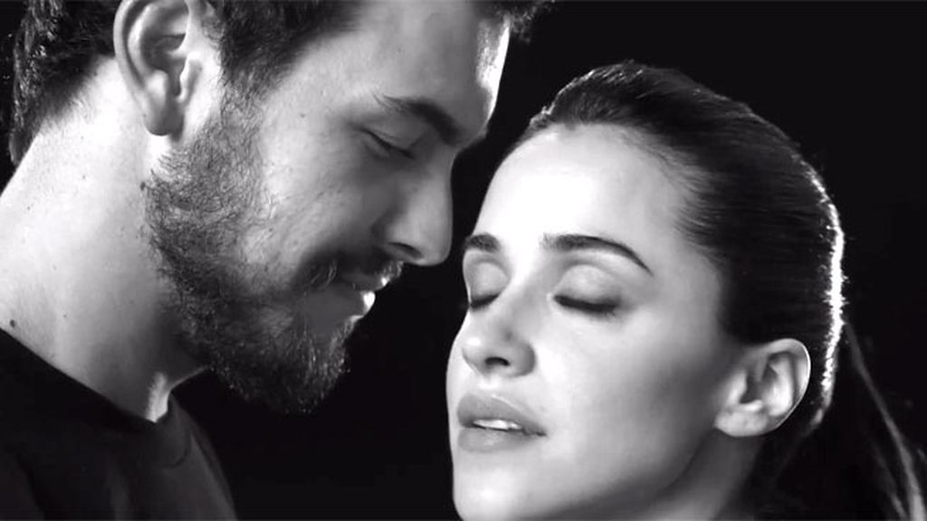Así fue el besazo a lo Romeo y Julieta de Mario Casas y Macarena