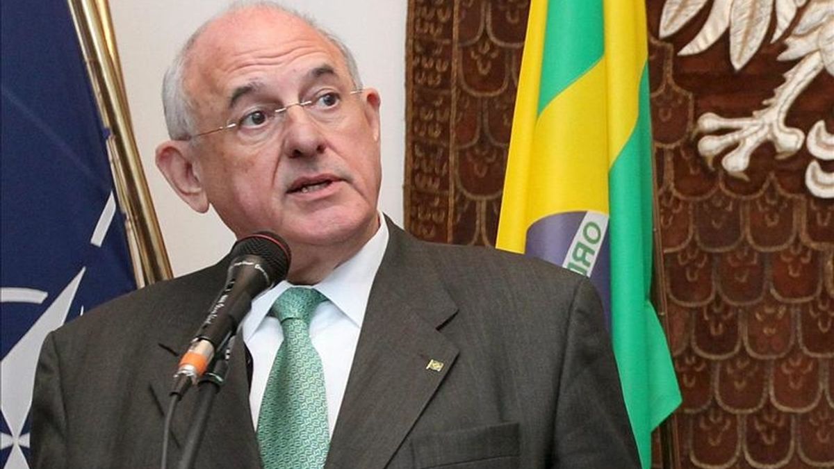 Fotografía de diciembre de 2010 en la que se registró al ministro brasileño de Defensa, Nelson Jobim, quien tratará en Uruguay un acuerdo de cooperación en defensa y el desarrollo de maniobras militares conjuntas en aguas del Atlántico sur. EFE/Archivo Fotografía de diciembre de 2010 en la que se registró al ministro brasileño de Defensa, Nelson Jobim, quien tratará en Uruguay un acuerdo de cooperación en defensa y el desarrollo de maniobras militares conjuntas en aguas del Atlántico sur. EFE/Archivo
