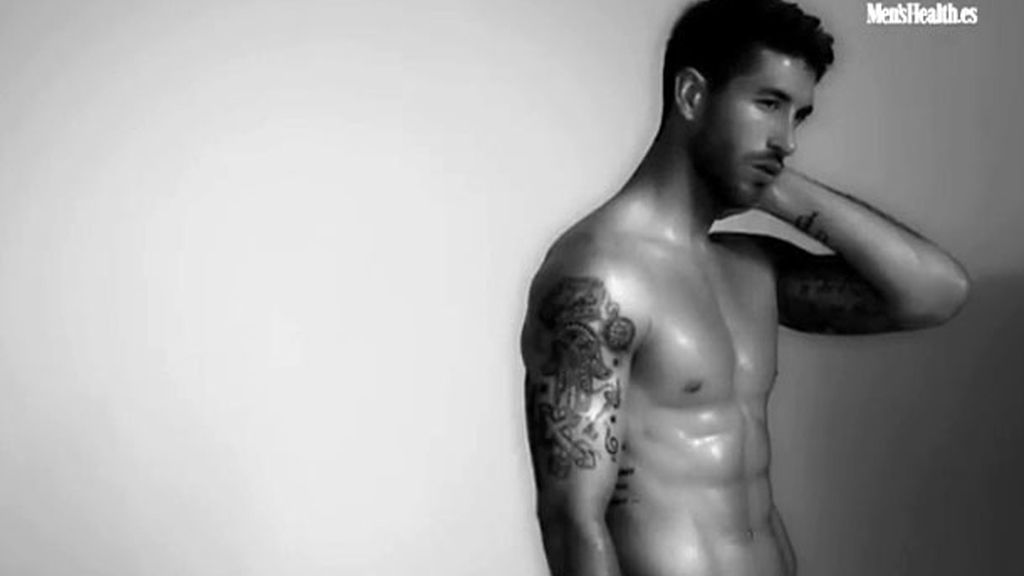Sergio Ramos, posado de tatoos, músculos y... mensajito: "YO Rubio"