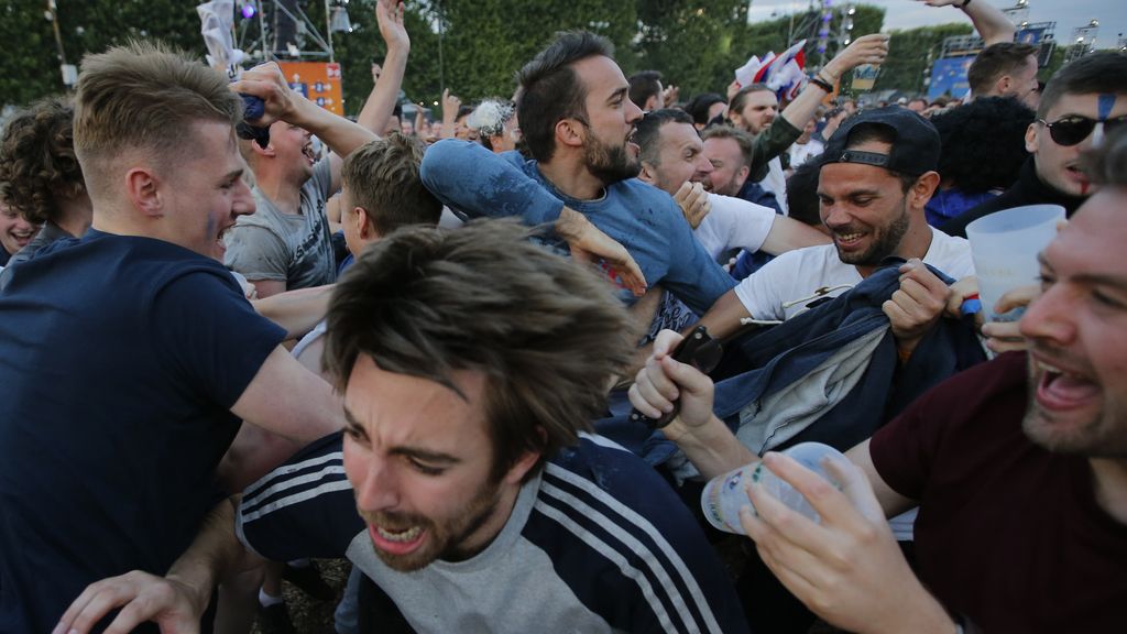La afición belga enloquece con el último gol de su goleada (26/06/2016)