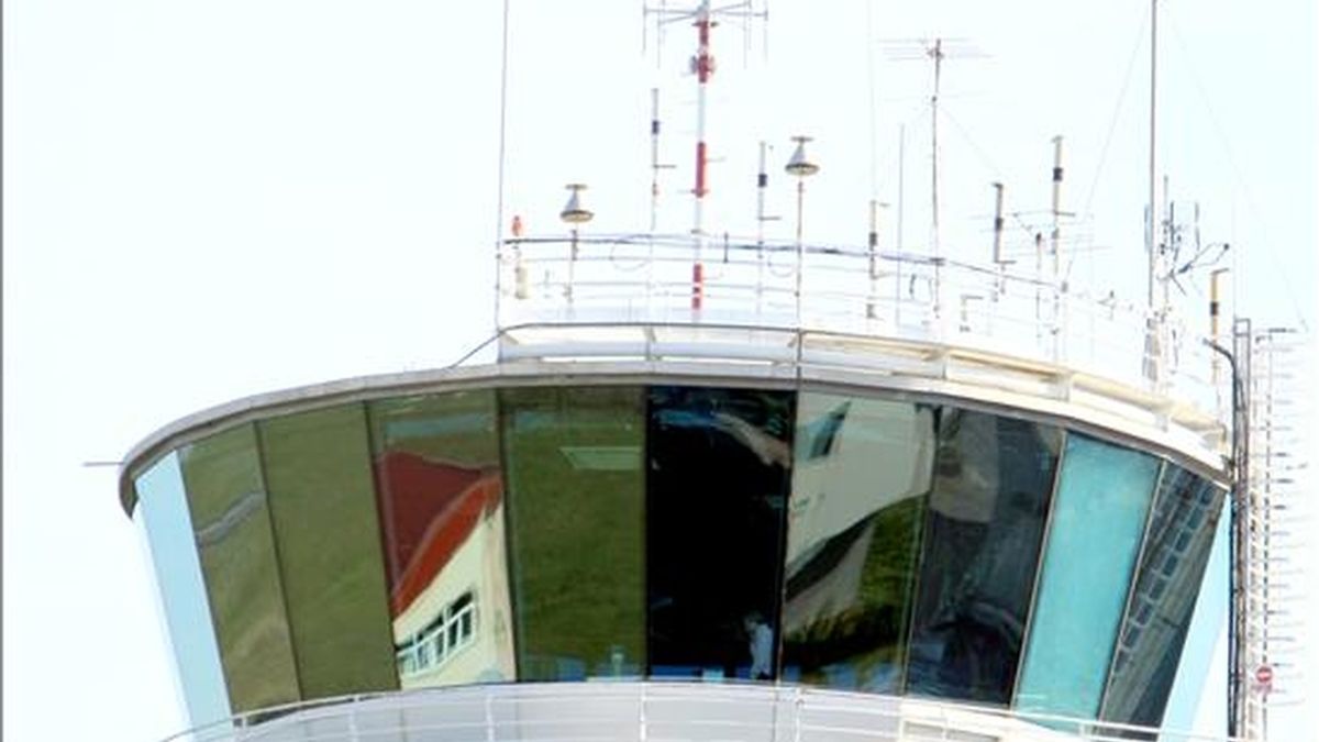 Un hombre habla por telefóno desde la Torre de control del aeropuerto de Bilbao, con el tráfico aéreo normalizado hoy. EFE