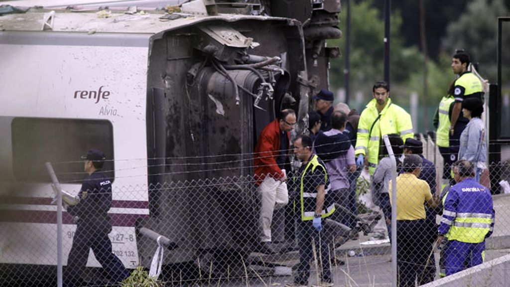 El auxilio de los vecinos y el rescate de los pasajeros del tren Alvia, en fotos