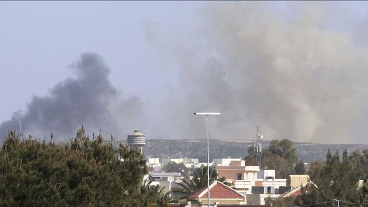 Columnas de humo salen de la ciudad de Trípoli, Libia, tras un ataque de las tropas aliadas de la OTAN, el pasado jueves. EFE