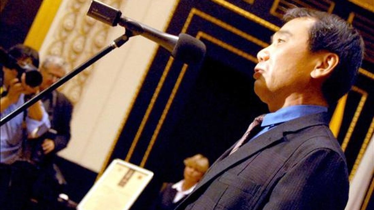 Los dos primeros volúmenes de la trilogía "1Q84", el nuevo proyecto literario del aclamado escritor japonés Haruki Murakami, y el libro más vendido en Japón en 2009, estará en las librerías españolas el uno de febrero. EFE/Archivo Los dos primeros volúmenes de la trilogía "1Q84", el nuevo proyecto literario del aclamado escritor japonés Haruki Murakami, y el libro más vendido en Japón en 2009, estará en las librerías españolas el uno de febrero. EFE/Archivo